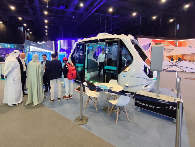 Presentación del vehículo 'shuttle' autónomo del CTAG en la feria 'AI Everything Global 2025', en Dubai