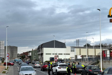 Control de tráfico llevado a cabo por la Policía Local y la Guardia Civil en Carballo