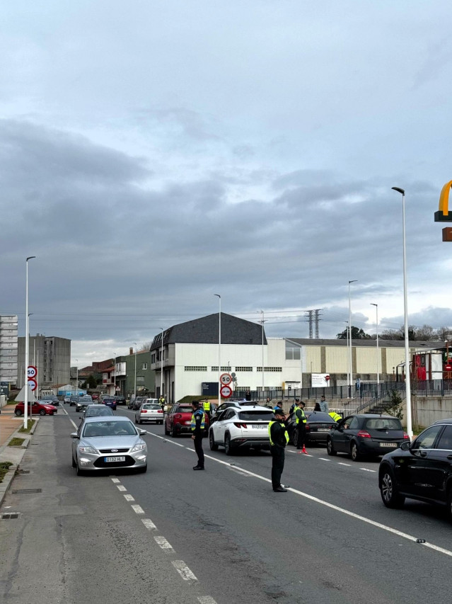 Control de tráfico llevado a cabo por la Policía Local y la Guardia Civil en Carballo