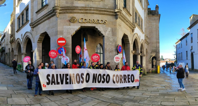 Protesta ante la sede de correos de la capital gallega.