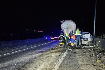 Colisión entre un coche y un camión en la A-8.