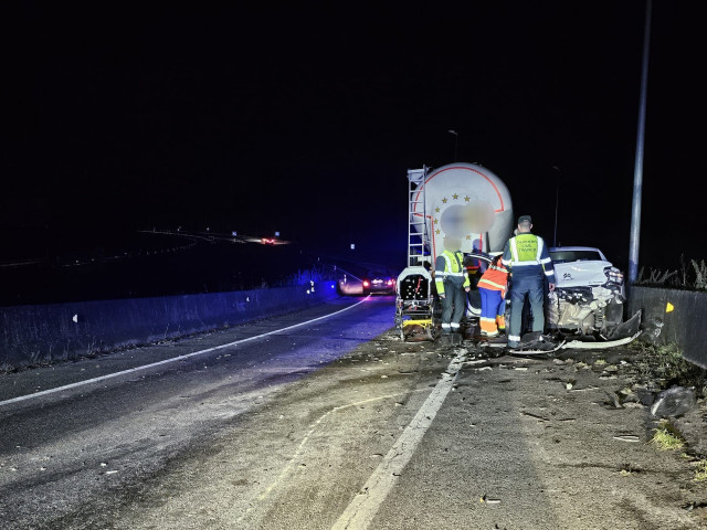 Colisión entre un coche y un camión en la A-8.