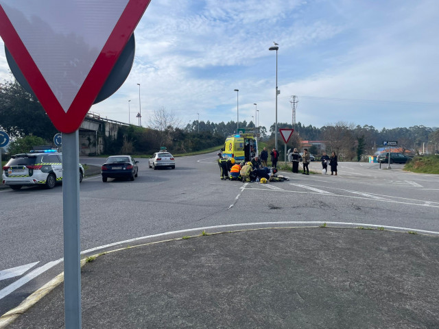 Accidente entre una moto y un turismo en Sanxenxo (Pontevedra).