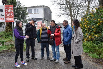 Represetantes del BNG de Teo ante la parcela seleccionada para centro de dia