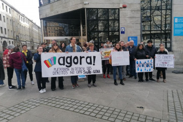 Concentración de trabajadores y familiares de usuarios del centro Souto de Leixa, en Ferrol.