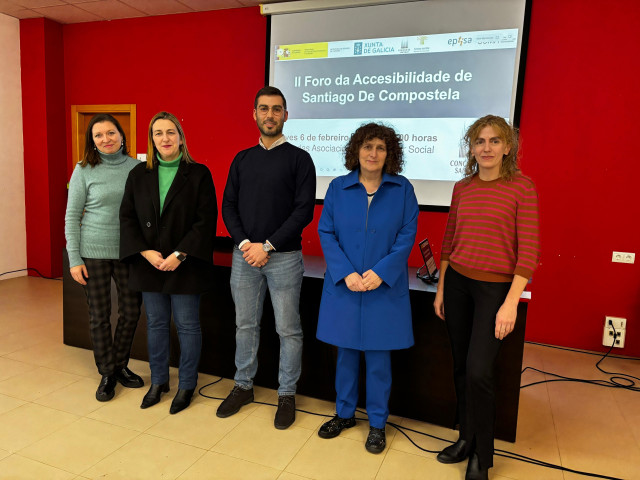 La alcaldesa de Santiago durante la presentación del Plan Universal de Accesibilidad de Santiago de Compostela