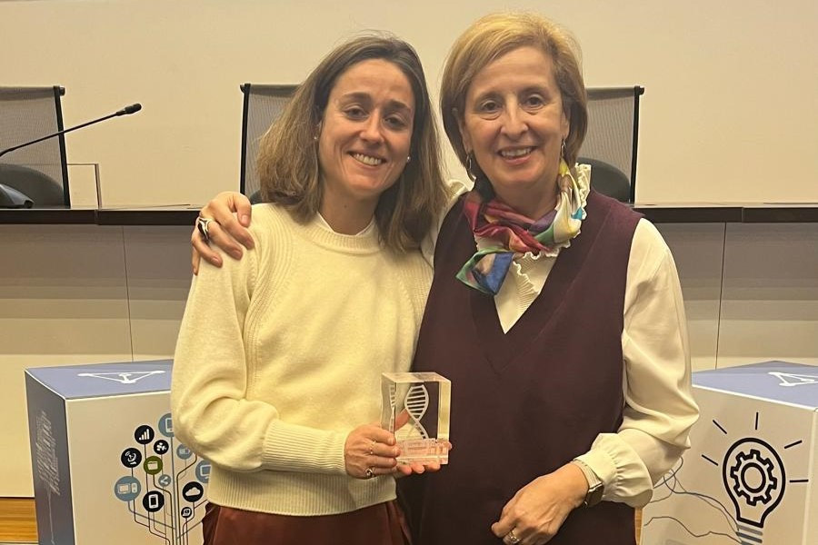 La presidenta de la SEMG Pilar Rodru00edguez Ledo y la doctora Cristina Santomu00e9 Su00e1nchez recogen el premio del SERGAS por RENACE