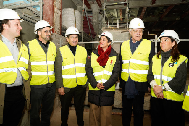 La ministra de Vivienda, Isabel Rodríguez, y el delegado del Gobierno en Galicia, Pedro Blanco, en un acto en A Coruña