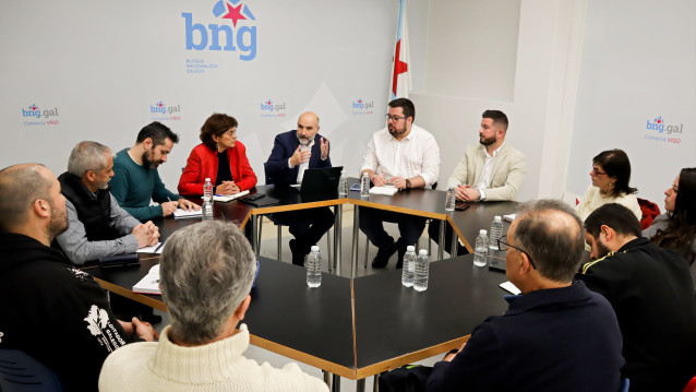 Reunión del diputado del BNG, Néstor Rego, y la senadora Carme da Silva, con miembros de las plataformas Bembrive en Pé y DefendeMos, junto a representantes municipales nacionalistas de Vigo, Mos y O Porriño