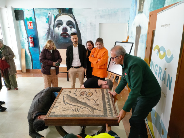 El alcalde de Nigrán (Pontevedra), Juan González, junto al mosaico romano de Panxón, recuperado tras más de 20 años fuera de España.