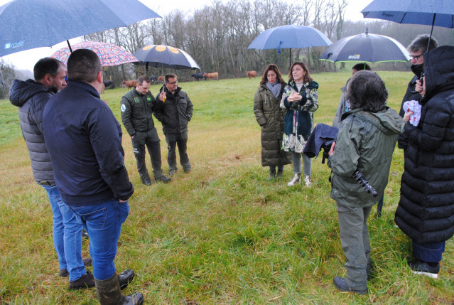 La conselleira de Medio Ambiente e Cambio Climático, Ángeles Vázquez, en su visita a una explotación ganadera de Sarria.