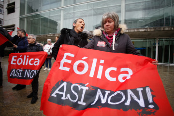 Archivo - Varias personas durante una concentración en defensa de la montaña, frente al edificio de la Xunta, a 10 de diciembre de 2023, en Lugo, Galicia.