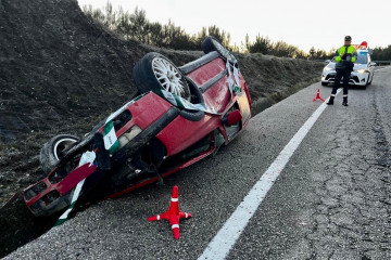 Vehículo volcado en la OU-310 a su paso por Verín (Ourense).