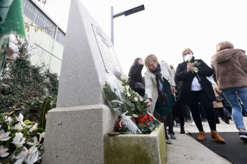 Archivo - Varias personas participan en una ofrenda de flores durante un homenaje a las víctimas en el segundo aniversario del naufragio del ‘Villa de Pitanxo’, a 17 de febrero de 2024, en Marín