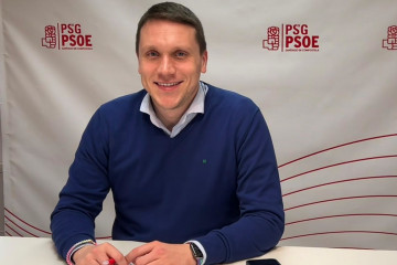 Archivo - El secretario del PSOE de Santiago de Compostela, Aitor Bouza, en rueda de prensa.