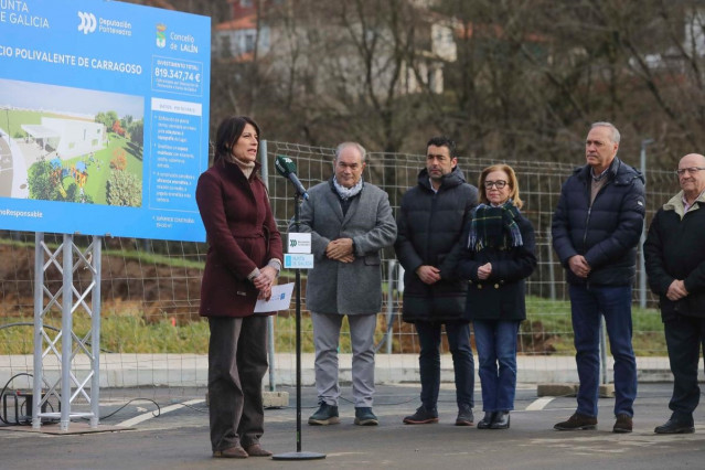 La conselleira de Vivenda e Planificación de Infraestruturas, María Martínez Allegue, y el presidente de la Diputación de Pontevedra, Luis López, entre otros, en Lalín.