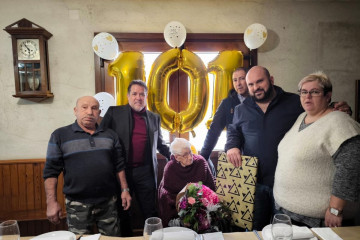 Celebración del cumpleaños de una vecina de Mondariz de 101 años.