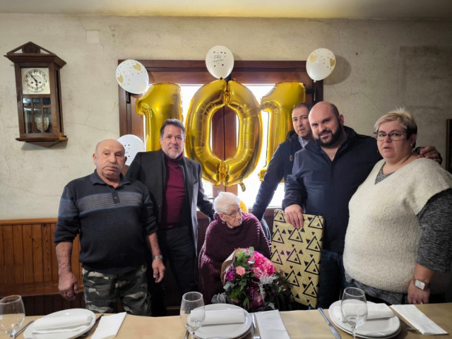 Celebración del cumpleaños de una vecina de Mondariz de 101 años.