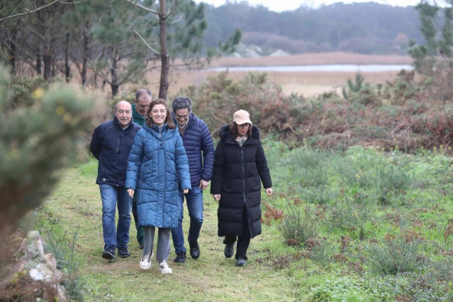 La conselleira de Medio Ambiente e Cambio Climático, Ángeles Vázquez, en su visita al parque natural de Corrubedo.