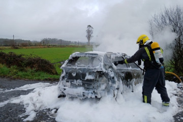 Arde por completo un coche en la parroquia de Pesadoira, en Negreira (A Coruña)