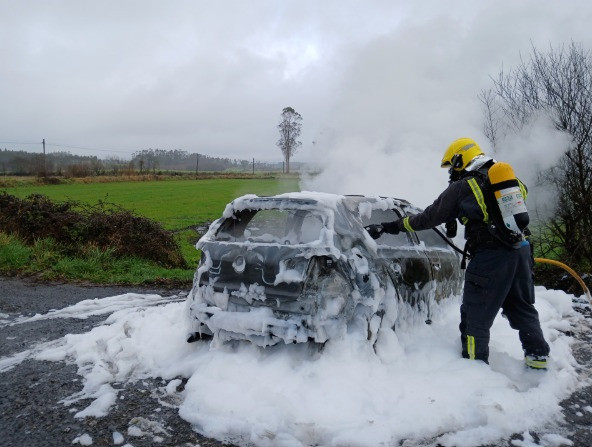 Arde por completo un coche en la parroquia de Pesadoira, en Negreira (A Coruña)