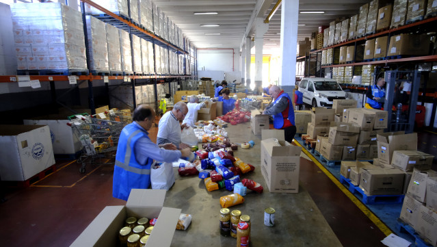 Archivo - El Banco de Alimentos de Vigo reparte un 19% menos de comida en 2024 por la pérdida de los fondos europeos.