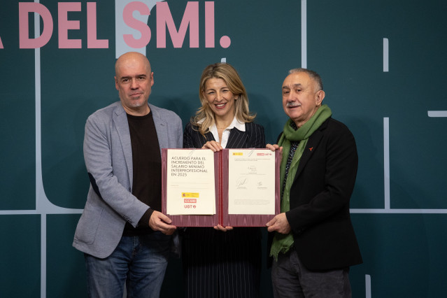 La  ministra de Trabajo y Economía Social, Yolanda Díaz, el secretario general de CCOO, Unai Sordo, y el secretario general de UGT, Pepe Álvarez, durante la firma del acuerdo de subida del SMI, en el Ministerio de Trabajo y Economía Social.