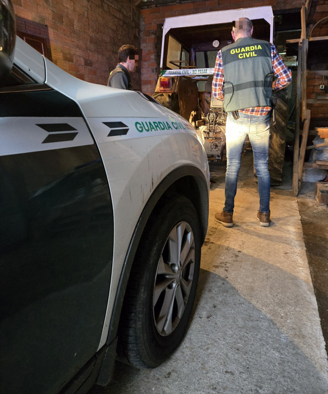 La Guardia Civil detiene a cinco vecinos de Vilalba, Begonte y Lorenzana (Lugo), por un robo con fuerza en una vivienda de Vilalba, de donde se llevaron un tractor y maquinaria de jardinería.