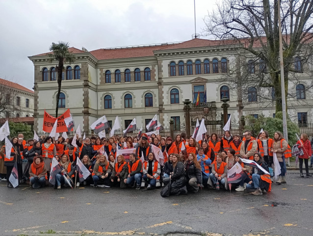 Decenas de personas reclaman en Santiago un sistema público de atención a la dependencia y exigen un pacto político.