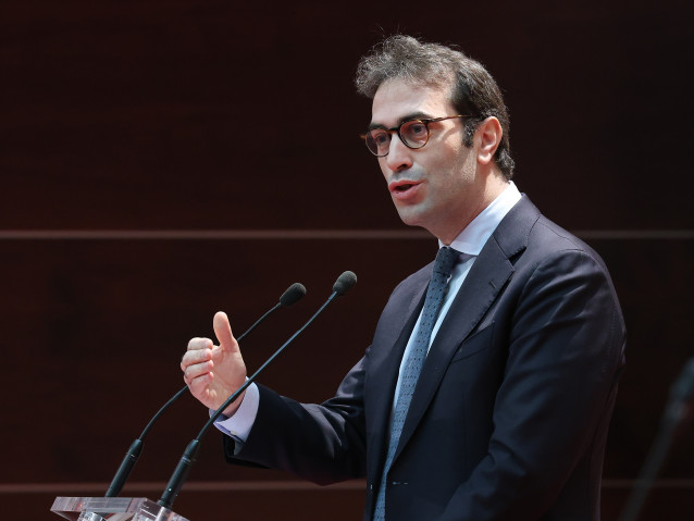 El ministro de Economía, Comercio y Empresa, Carlos Cuerpo,  durante la clausura del acto de toma de posesión del nuevo vicepresidente de la CNMC, Ángel García Castillejo, en la sede de la Comisión Nacional de los Mercados y la Competencia (CNMC)