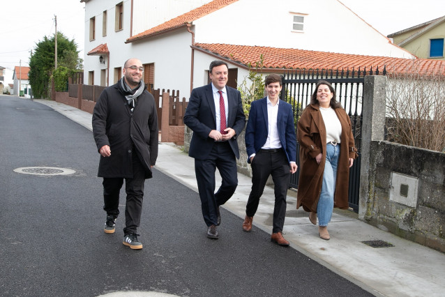 El presidente de la Diputación de A Coruña, Valentín González Formoso, junto a otros responsables provinciales y municipales, visita Ribeira