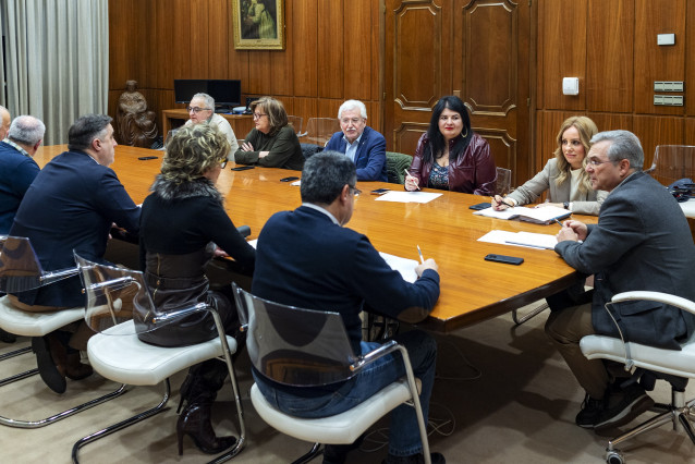 Reunión da Xunta de Goberno. Asisten Luís Menor Pérez (Presidente Deputación); Marta Nóvoa Iglesias (VicePresidenta 1ª); César Fernández Gil (VicePresidente 2º);