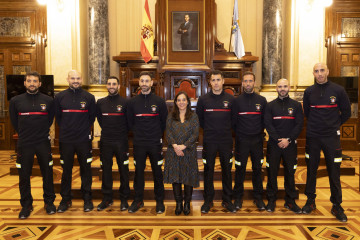 La alcaldesa de A Coruña, Inés Rey, junto a nuevos bomberos que se incorporan al servicio