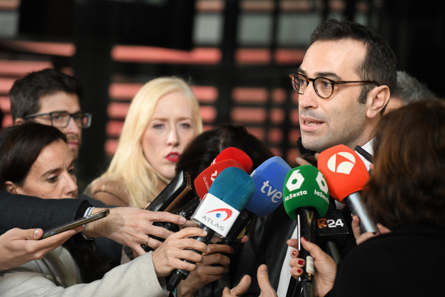 El ministro de Economía, Carlos Cuerpo, ofrece declaraciones a los medios durante el acto del 20º aniversario de la Ley Orgánica de Medidas de Protección Integral contra la Violencia de Género, en el Museo Nacional Centro de Arte Reina Sofía.