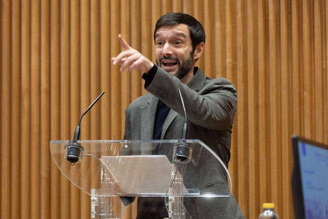 El ministro de Derechos Sociales, Consumo y Agenda 2030, Pablo Bustinduy, interviene durante la clausura de la jornada Plataforma del Voluntariado, en el Congreso de los Diputados,