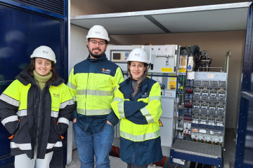 Los tres técnicos territoriales de distribución del Centro de Operaciones de UFD en Santiago, Mariña Ramos, Álvaro Camino y Judit Pérez, en una visita a una instalación en Santiago, previa a su 