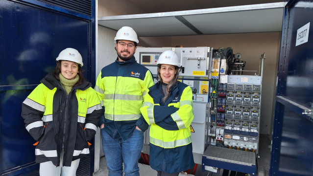 Los tres técnicos territoriales de distribución del Centro de Operaciones de UFD en Santiago, Mariña Ramos, Álvaro Camino y Judit Pérez, en una visita a una instalación en Santiago, previa a su puesta en servicio