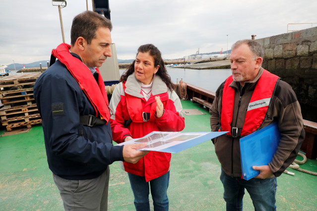 El conselleiro do Mar, Alfonso Villares, durante la visita al Intecmar.