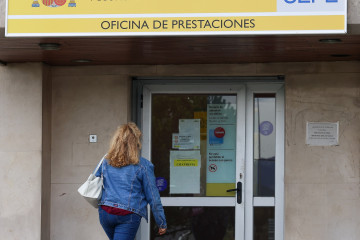 Archivo - Una mujer entra a una oficina del SEPE, a 1 de octubre de 2024, en Madrid.