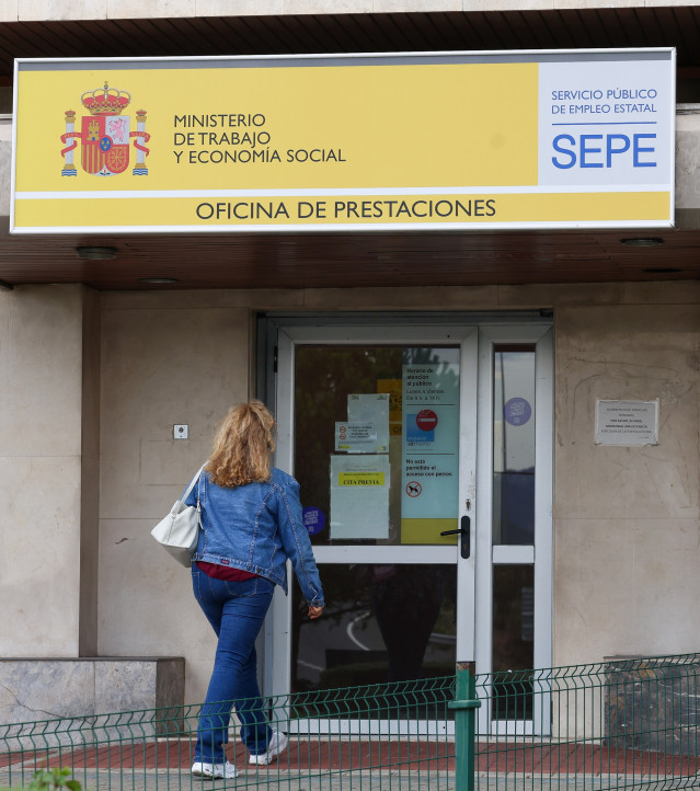 Archivo - Una mujer entra a una oficina del SEPE, a 1 de octubre de 2024, en Madrid.