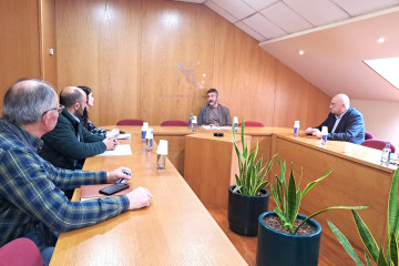 Reunión del alcalde de la Fegamp, Alberto Varela, con varios alcaldes