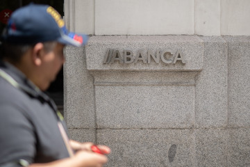 Archivo - Vista de una de las oficinas de Abanca, a 6 de junio de 2024, en Madrid (España). El Consejo de Gobierno del Banco Central Europeo (BCE) ha decidido hoy  bajar los tipos de interés en 25 p