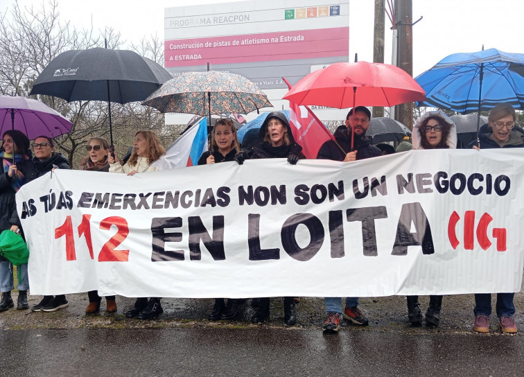 Protesta de trabajadores del 112 en A Estrada para reclamar la gestión pública del servicio