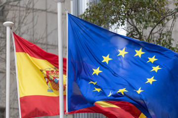 La bandera de España y de la Unión Europea ondean en la Sede de la SEPI, a 7 de febrero de 2025, en Madrid (España). La Sociedad Estatal de Participaciones Industriales (SEPI) es una empresa públi