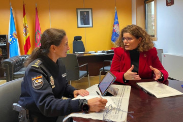 La subdelegada del Gobierno en A Coruña, María Rivas, mantiene un encuentro en Santiago con la comisaria de la Policía Nacional, Nuria Palacios.