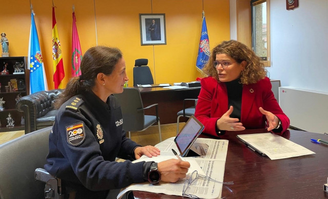 La subdelegada del Gobierno en A Coruña, María Rivas, mantiene un encuentro en Santiago con la comisaria de la Policía Nacional, Nuria Palacios.