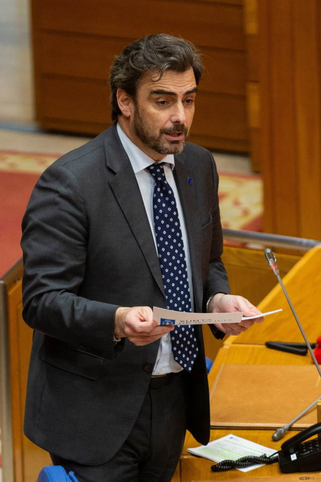 El conselleiro de Presidencia, Xustiza e Deportes, Diego Calvo, responde a una pregunta en el pleno del Parlamento gallego.