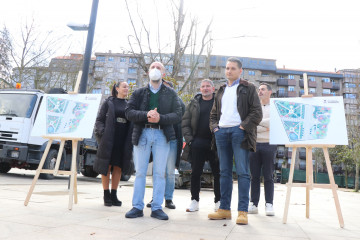 El alcalde de Ourense, Gonzalo Pérez Jácome,  junto a ediles, en el Jardín de Posío