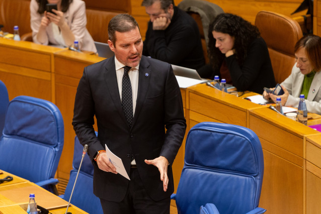 El conselleiro de Cultura, Lingua e Xuventude, José López Campos, en el Parlamento de Galicia