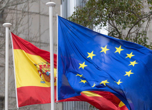 La bandera de España y de la Unión Europea ondean en la Sede de la SEPI, a 7 de febrero de 2025, en Madrid (España). La Sociedad Estatal de Participaciones Industriales (SEPI) es una empresa pública española que tiene como finalidad la gestión de las part